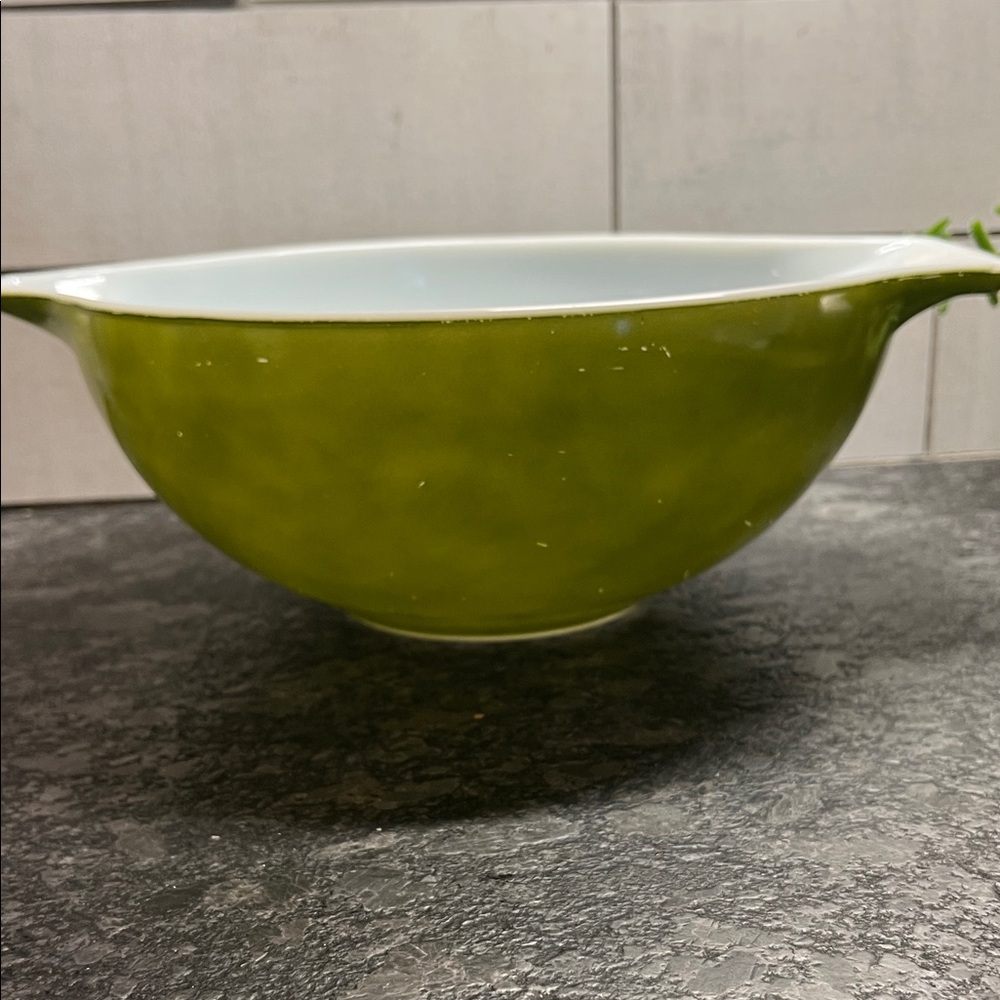 444 4 qt Pyrex Verde Green Cinderella Mixing Bowl.  Near perfect condition